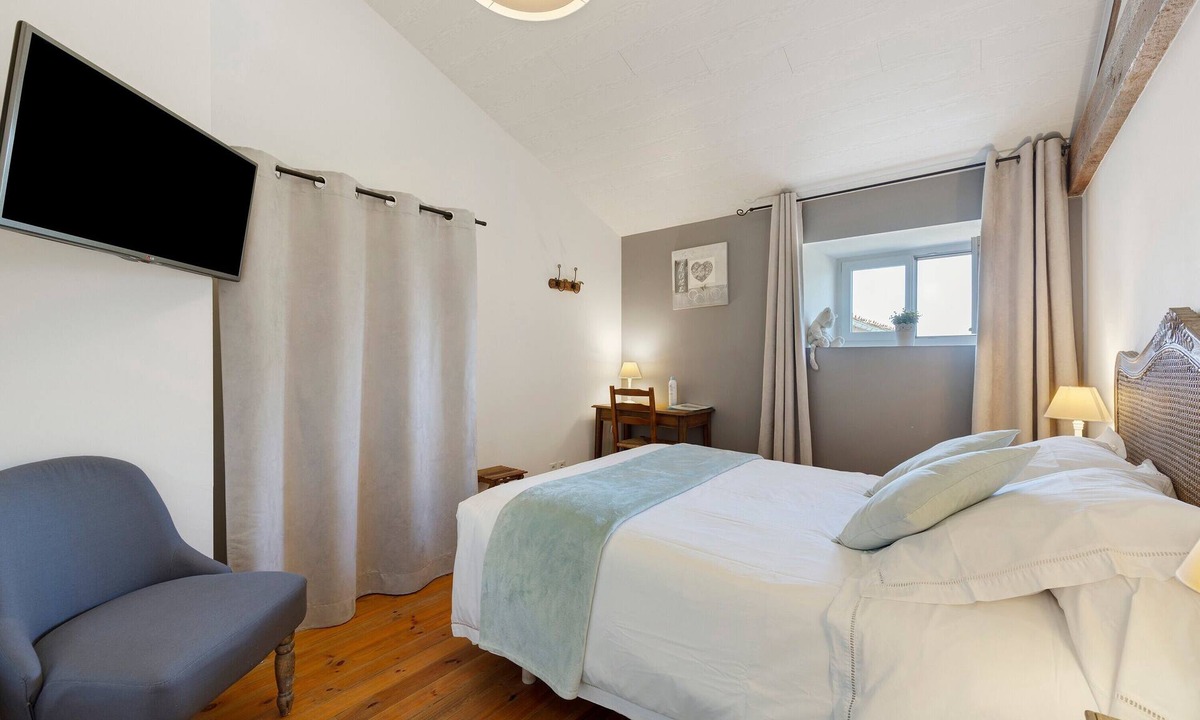 Sevremont Bed & Breakfast | Guest Room 'Eléonore - Aux Charmes D’antan' with Shared Pool, Terrace, and Wi-Fi
