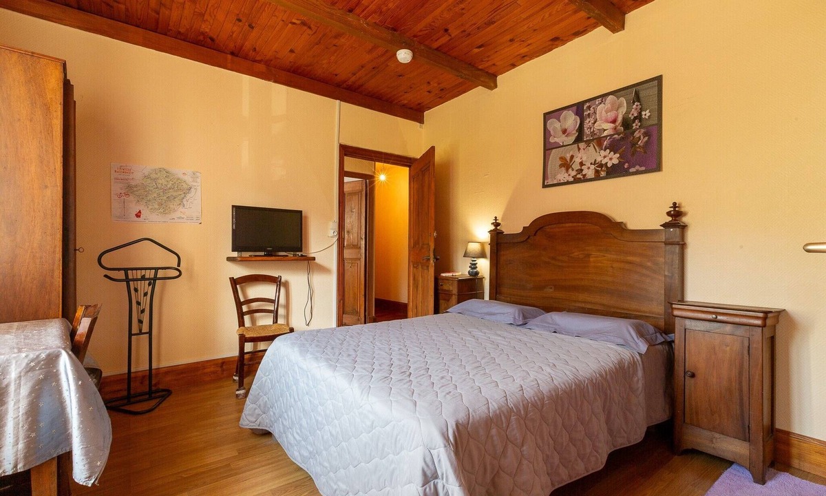 Duniere-sur-Eyrieux Bed & Breakfast | Guest Room “Côté Jardin” with Shared Terrace, Communal Garden and Wi-Fi