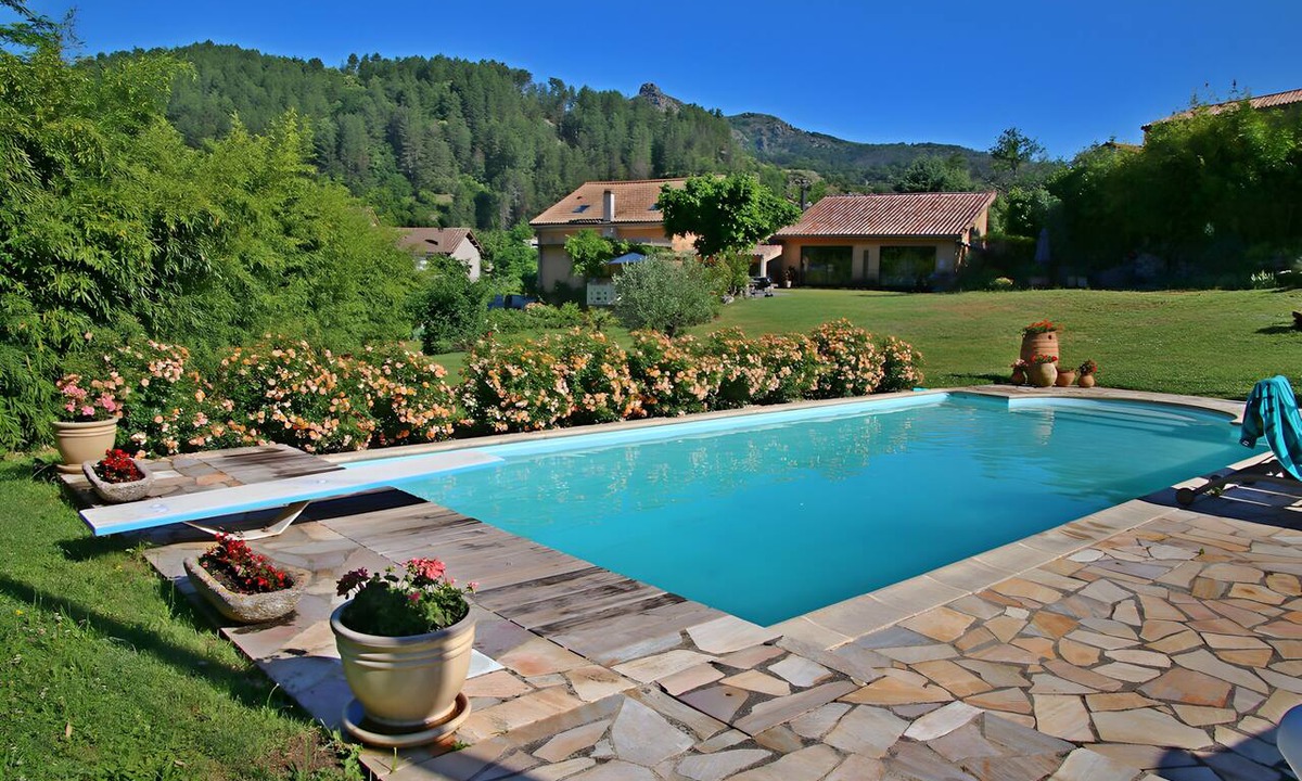 Jaujac Bed & Breakfast | Guest Room in Family Home – The Engraving Room at the Foot of the Monts d'Ardèche