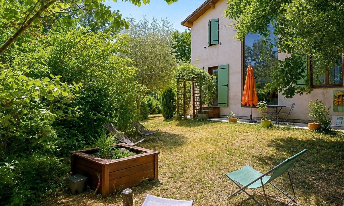 Bouc-Bel-Air Bed & Breakfast | Guest Room “Tromelin” with Private Terrace, Wi-Fi, and Electric Vehicle Charging Point