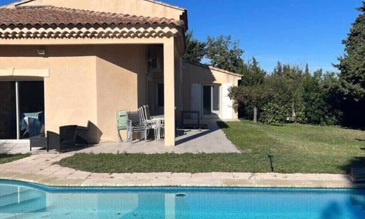 Chateauneuf-de-Gadagne House | Holiday Home 'Avec Piscine' with Private Pool, Private Garden and Wi-Fi
