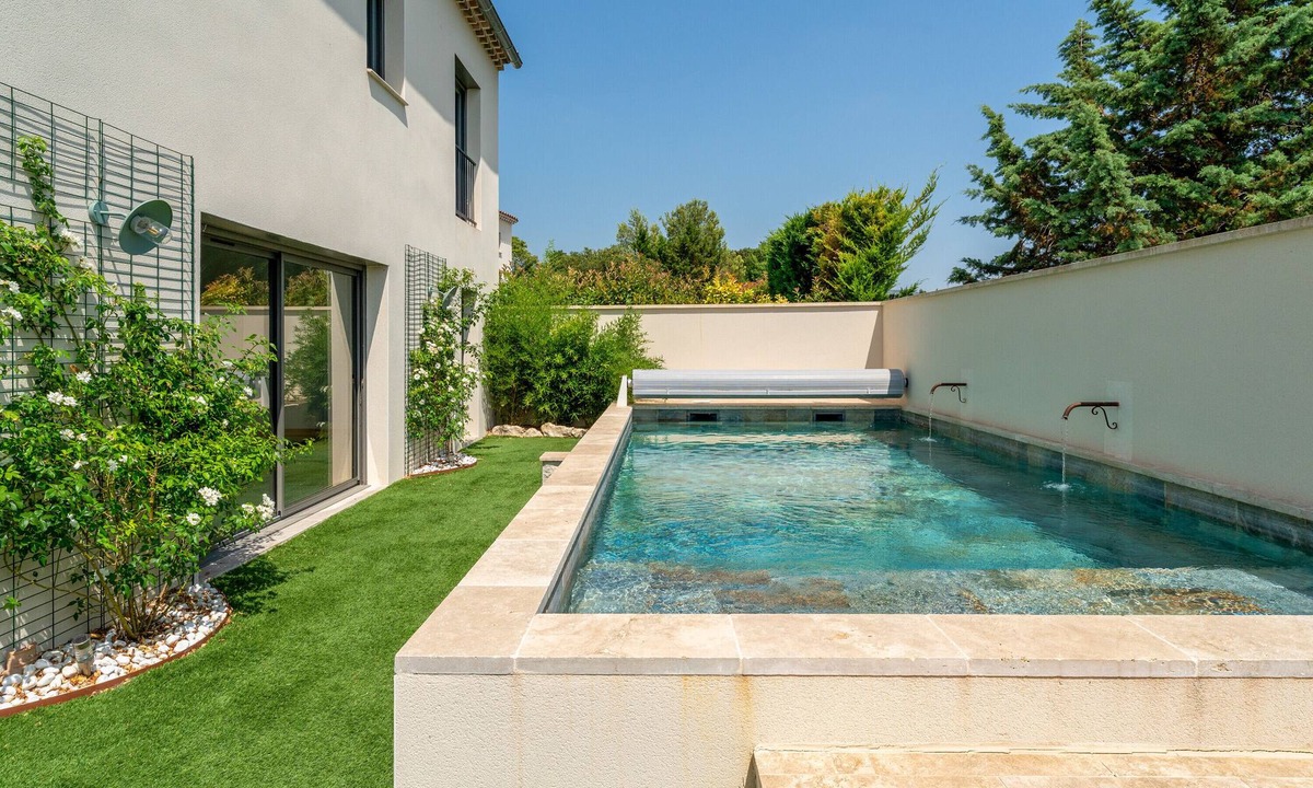 Saumane-de-Vaucluse House | Holiday Home 'Mas Les Cigales' with Private Pool, Wi-Fi and Air Conditioning