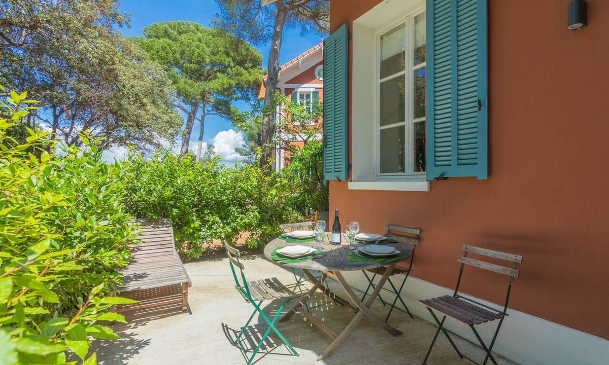 Saint-Aygulf House | Holiday Home 'Chalet' with Sea View, Wi-Fi and Air Conditioning
