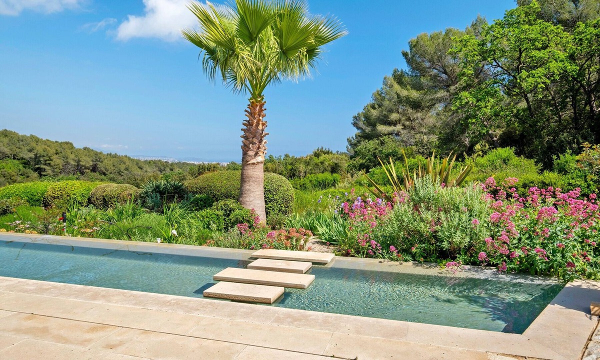 Les Maillans House | Holiday Home 'Pool House Du Clos Sainte Marie' with Sea View, Shared Pool and Wi-Fi