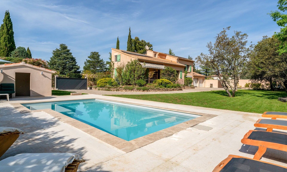 Mazan House | Holiday Home “Gîte des Athos Au Pied Du Ventoux” with Private Pool, Wi-Fi & AC