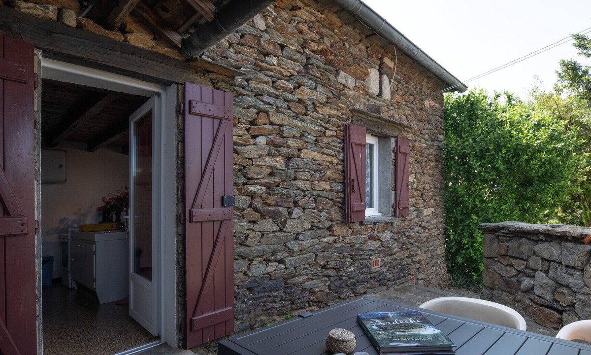 Gravieres House | Holiday Home 'La Clède' with Mountain View, Shared Pool and Air Conditioning