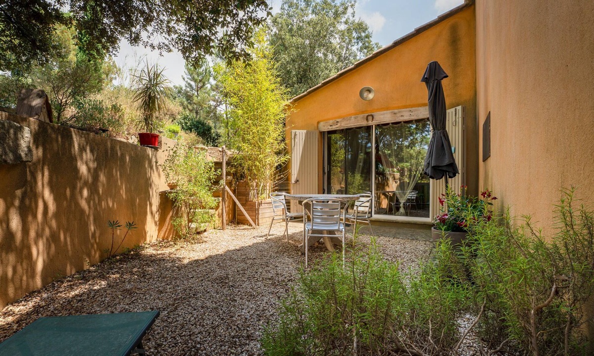Bedoin House | Holiday Home 'La Poulido' with Private Terrace, Private Garden and Wi-Fi
