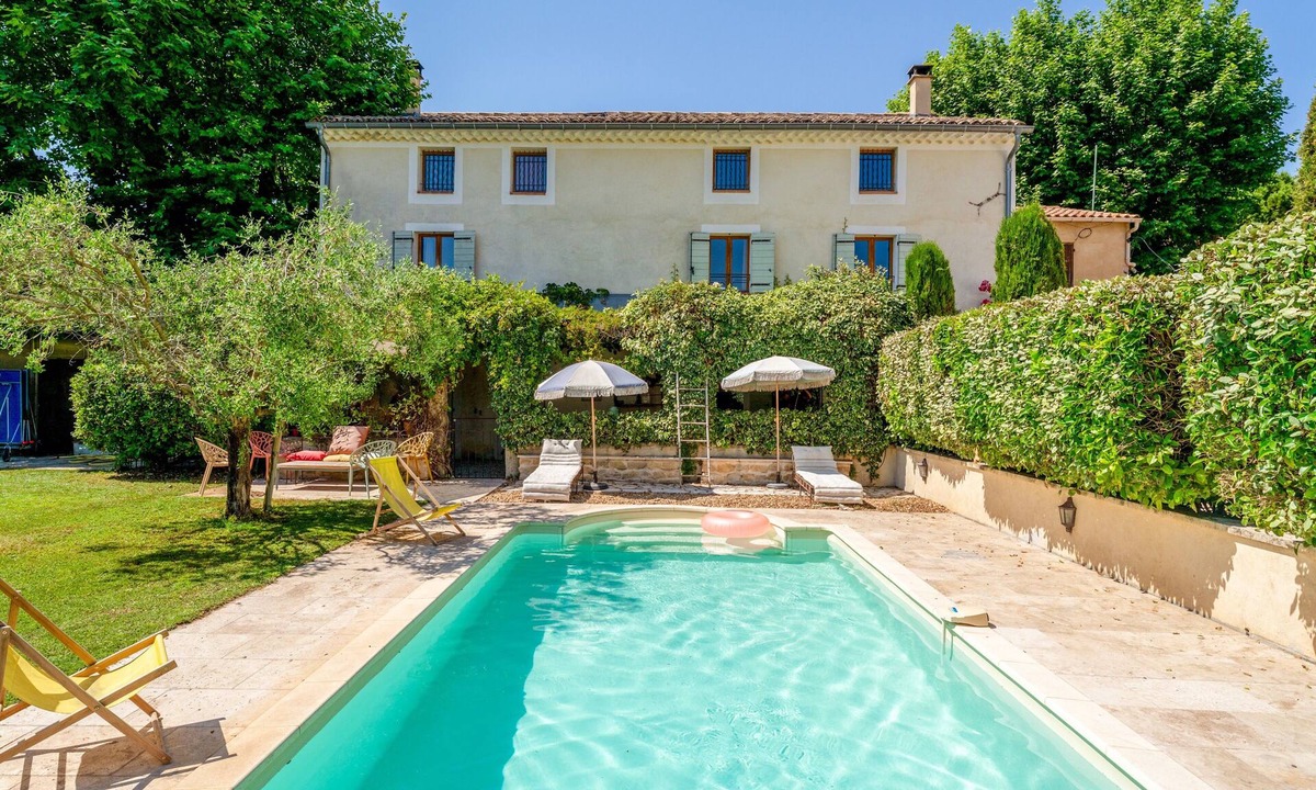 Le Thor House | Holiday Home 'Le Mas Des Mourguettes' with Shared Pool, Wi-Fi and Air Conditioning