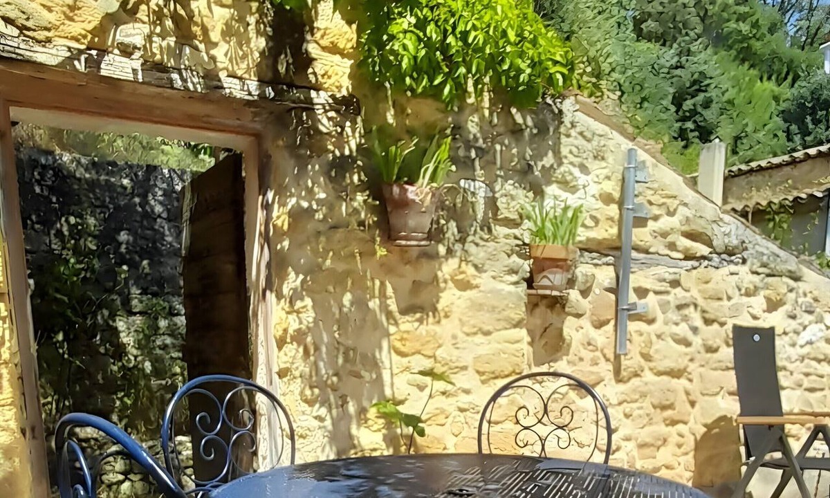 Cadenet Apartment | Holiday Home 'Maison Des Trois Soeurs' with Mountain View, Wi-Fi and Air Conditioning