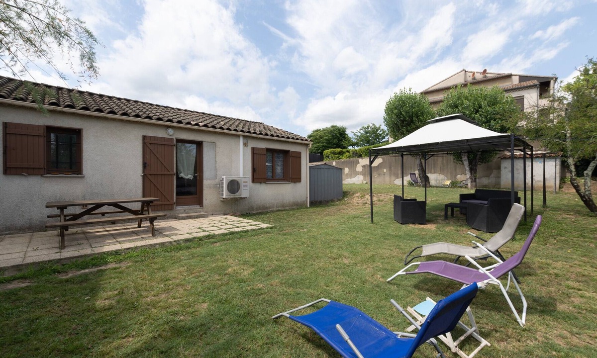 Ruoms House | Holiday Home "Ombre d'Été" with Private Garden & A/C