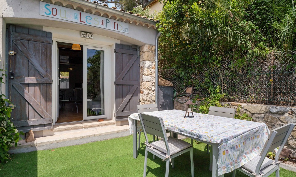 La Garde House | Holiday Home "Sous les pins" with Private Garden, Wi-Fi and Air Conditioning
