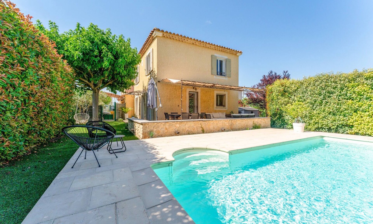 Jonquerettes House | Holiday Home 'Villa Les Joncs D'Octobre' with Private Pool, Wi-Fi and Air Conditioning