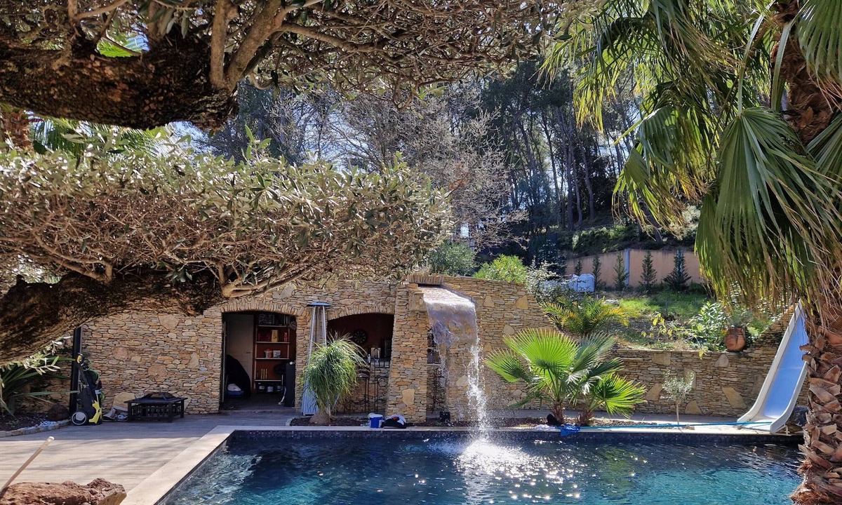Aubagne Villa | Homerez - Villa 17 km from the beach for 12 pers. with swimming pool and jacuzzi