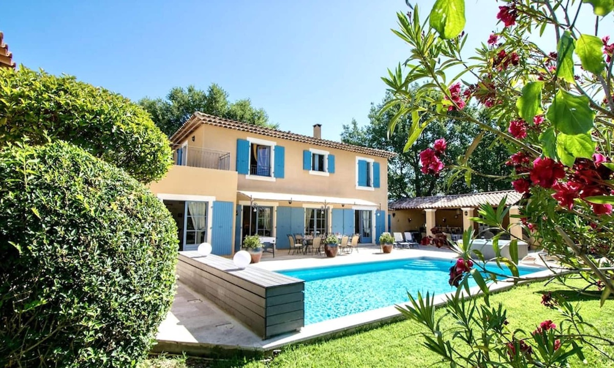Villars Villa | Homerez - Villa for 10 ppl. with swimming-pool, jacuzzi and garden at Villars