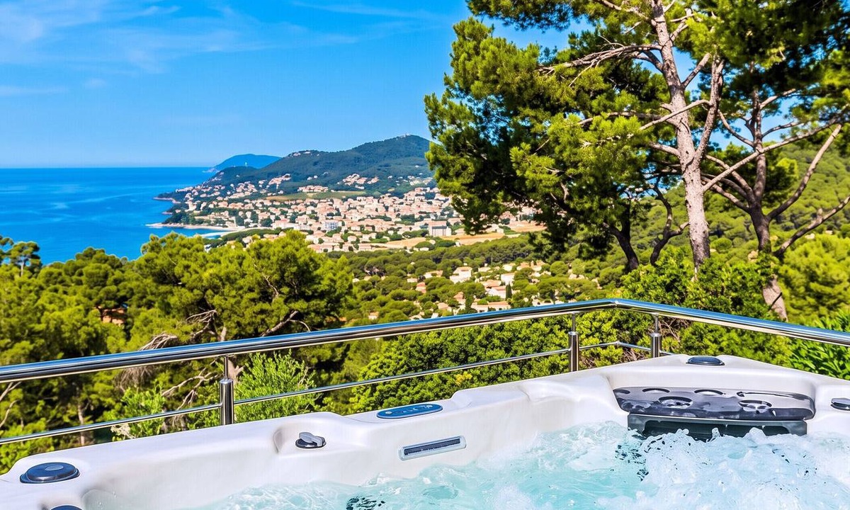 Carqueiranne Apartment | Homerez - Villa ground floor in Carqueiranne, pool