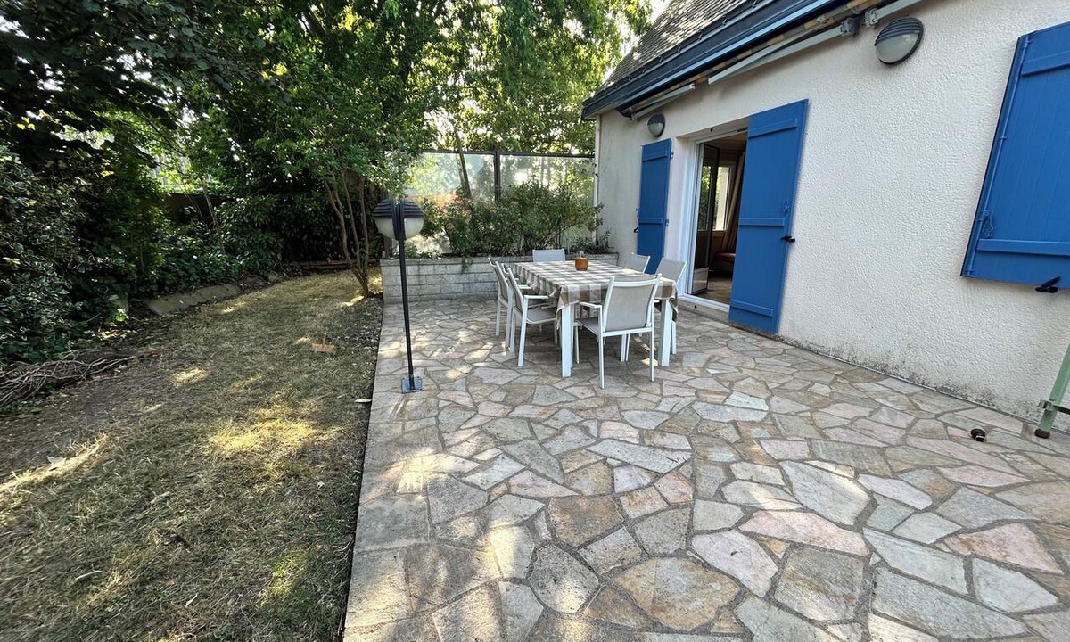 Guerande House | House that sleeps 14, 200 meters from the ramparts, the marshes, the beaches, and Brière