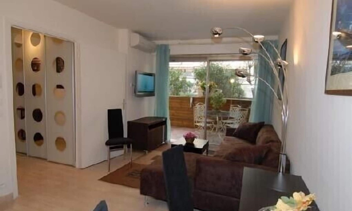Cannes City Centre Apartment | In the heart of Cannes, beautiful apartment + large terrace, ideal for conferences + vacations