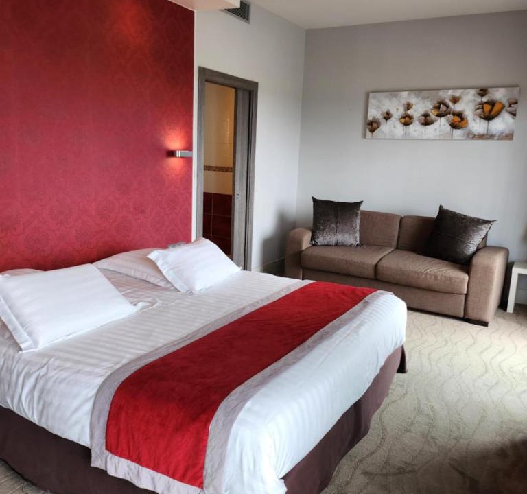 Porte Des Alpes - Mi Plaine - Manissieux Hotel | Kyriad Prestige Lyon Est - Saint Priest Eurexpo Hotel and SPA