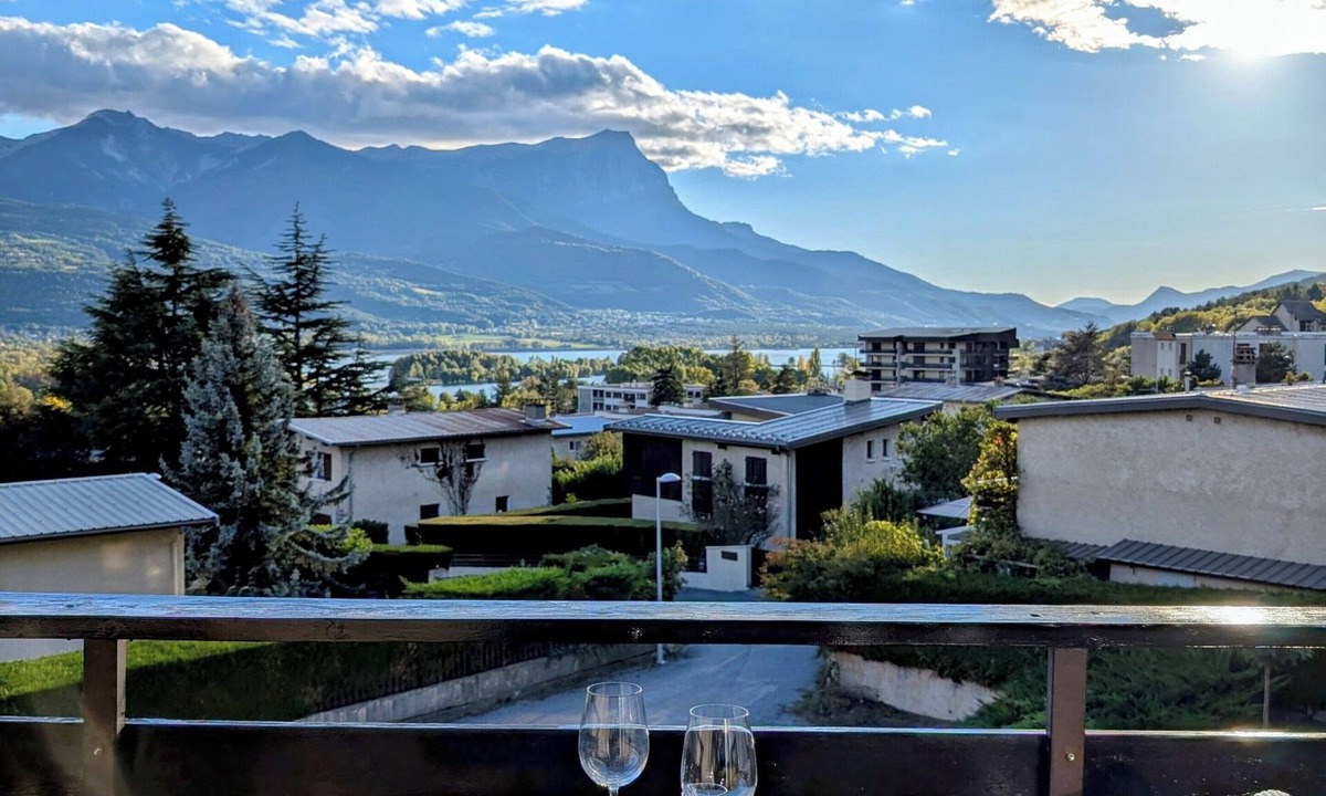 Embrun Apartment | L'Embrun du Lac - Mountain & Lake views - Water feature - Ideal location.