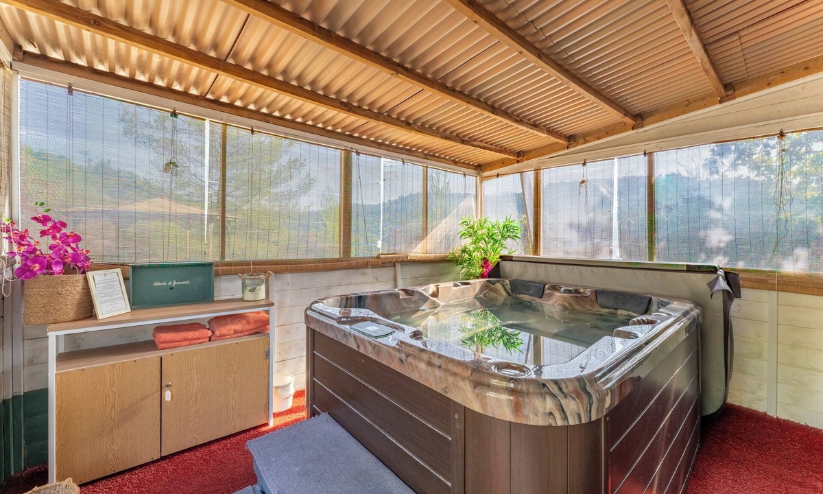 Villelaure Apartment | 'L'escale Zen De L'Oustaou' with Mountain View, Wi-Fi and Air Conditioning