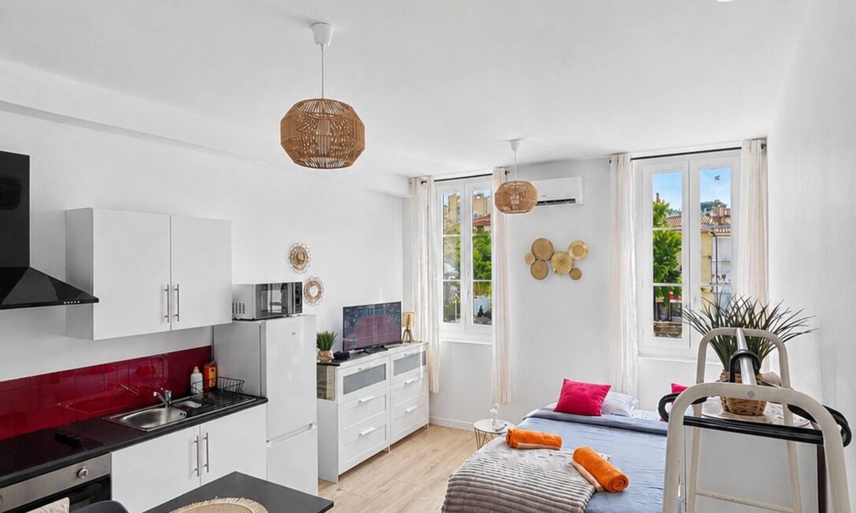 Aubagne Apartment | L'Estival - brand-new, downtown, air conditioning, Wi-Fi, 6-minute walk from the train station