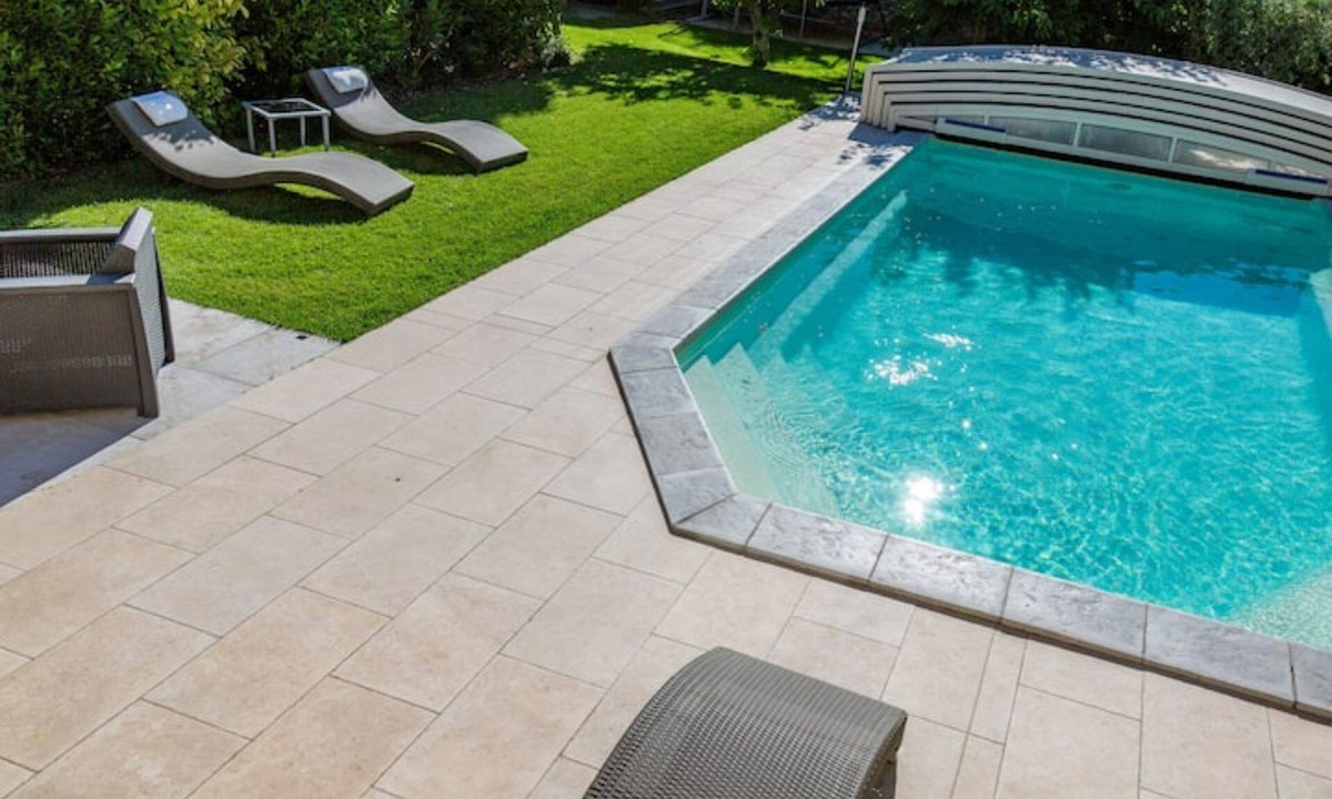Chateauneuf-de-Gadagne House | L'Oustau de Famiho Air-conditioned gite with pool in renovated farmhouse 10 km from Avignon