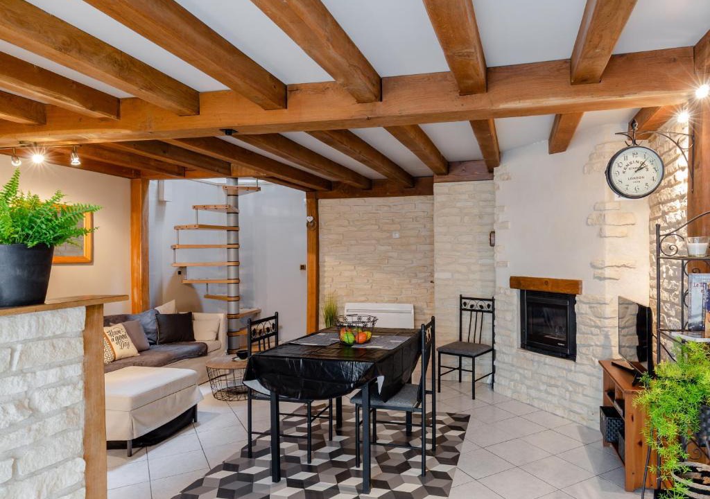 Cremieu Apartment | La cour de Cremieu