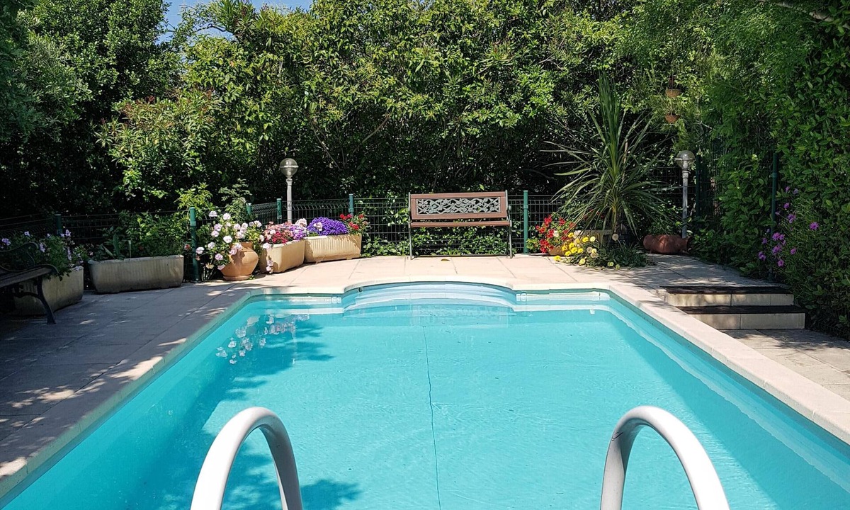 La Garde Apartment | LA GARDE 83. 2-person apartment with private pool, wooded setting
