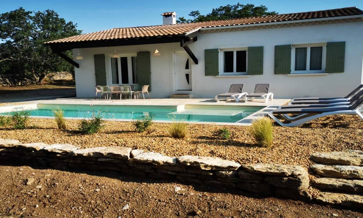 Cabrieres-d'Avignon House | La maison du Fiacre in a peaceful setting between oak and olive trees, 5 minutes from Gordes, Luberon.