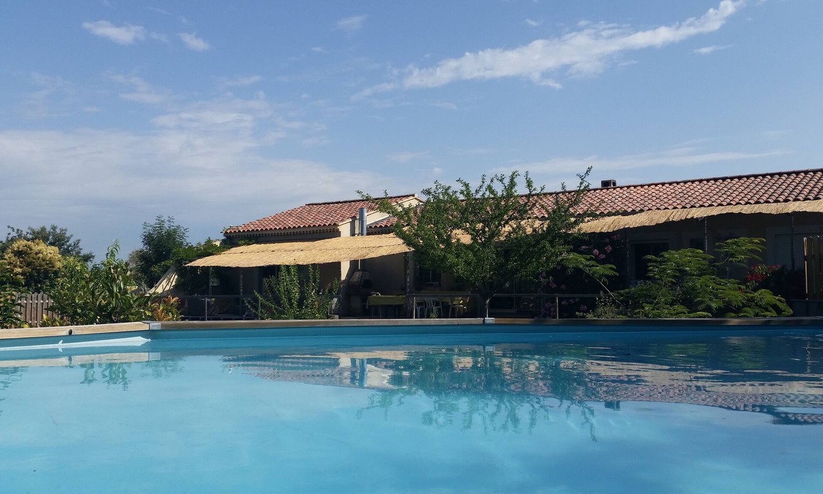 Le Thor House | Large air-conditioned family home in quiet enclosed garden with secure swimming pool