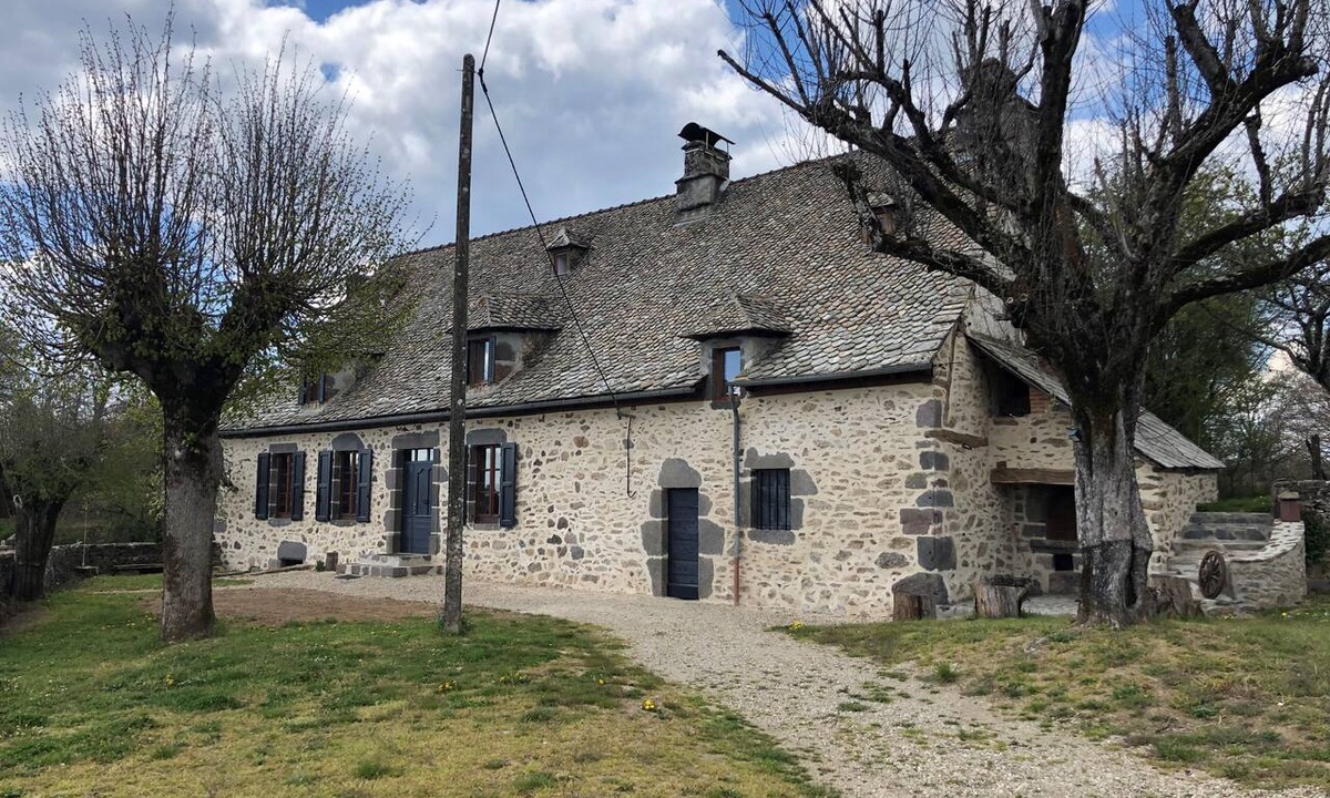 Saint-Martin-Cantales House | Large Auvergne-style house with a pool, pétanque court, and bread oven