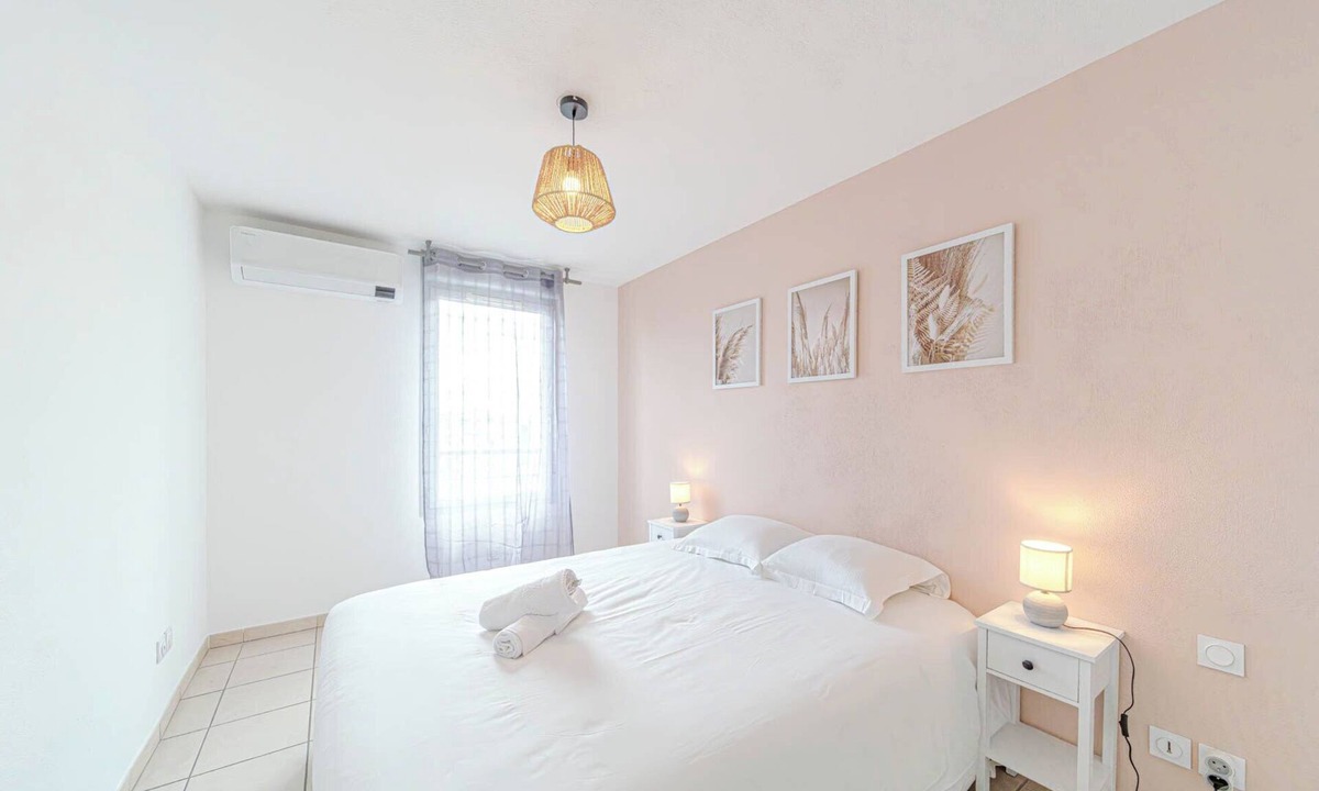 Les Poulettes Apartment | Large, bright apartment with balcony – Villeurbanne