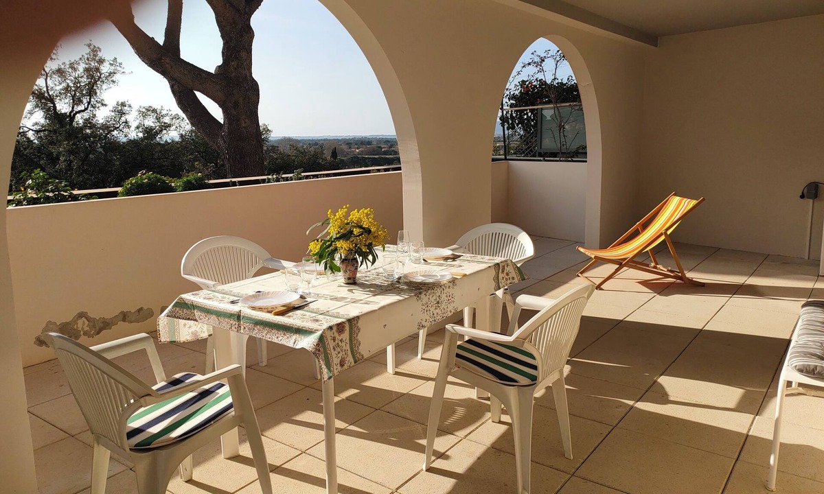 La Londe-les-Maures Apartment | Large sunny terrace sea view-Beach walking distance-T2 air conditioning, parking