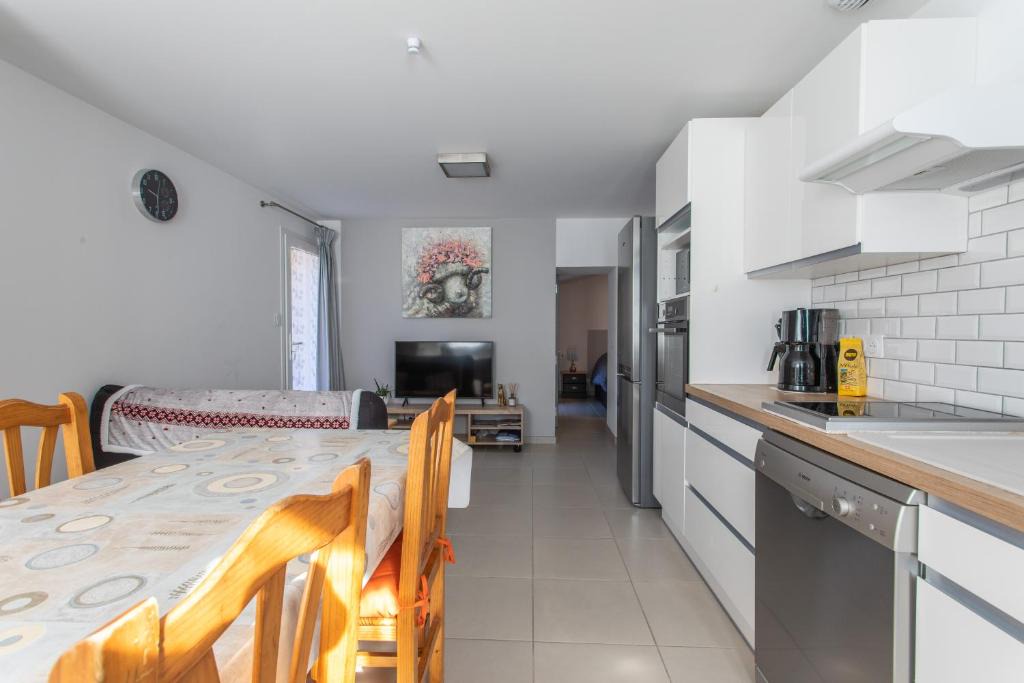 Embrun Apartment | Le bélier climatisé 2nd étage avec balcon au centre ville d'Embrun