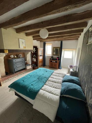 Marigne-Laille House | Le doux refuge, chambre chez l'habitant, près circuit du Mans, grand lit avec berceau ou lit bébé ou lit pliant en rajout, relais motard, Nespresso à disposition dans chambre