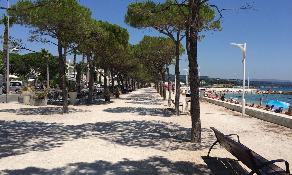 La Ciotat Apartment | "Le Franklin "T3 Terrace-clim-Garage. 30 meters from the beach