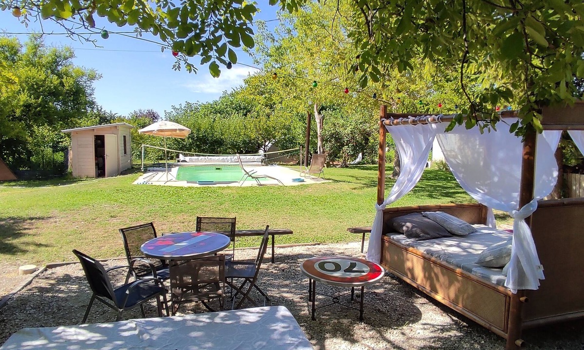 Velleron House | Le Mas des Cigales with swimming pool in a quiet location 200m from the village and market