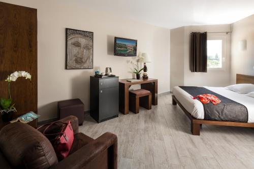 Saint-Laurent-des-Arbres Hotel | Le Ya'Tis