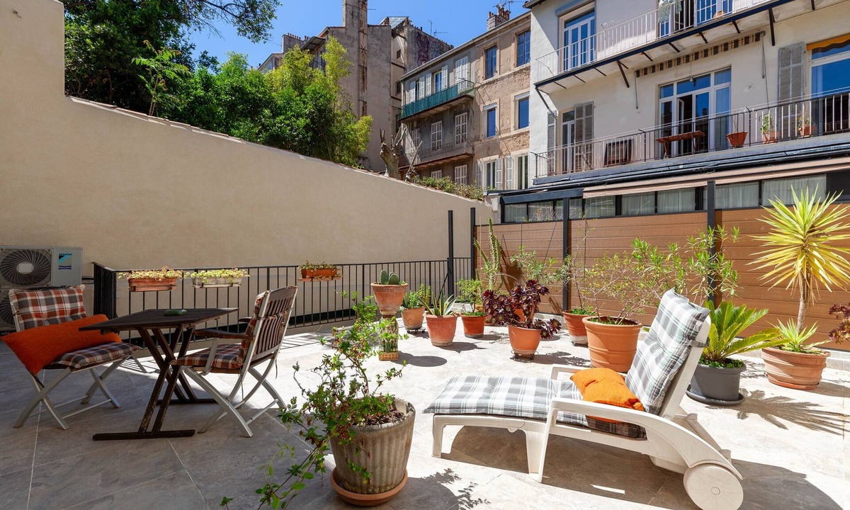Les Cinq Avenues Bed & Breakfast | Les Citronniers - Bibliothèque Guest Room with Shared Terrace, Wi-Fi & Air Conditioning