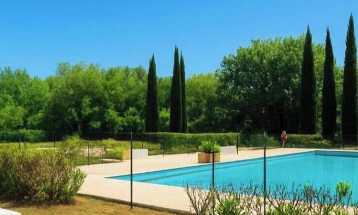Greoux-les-Bains Apartment | Les Hautes Plaines Residence with a pool open from 2:00 p.m. to 7:00 p.m.