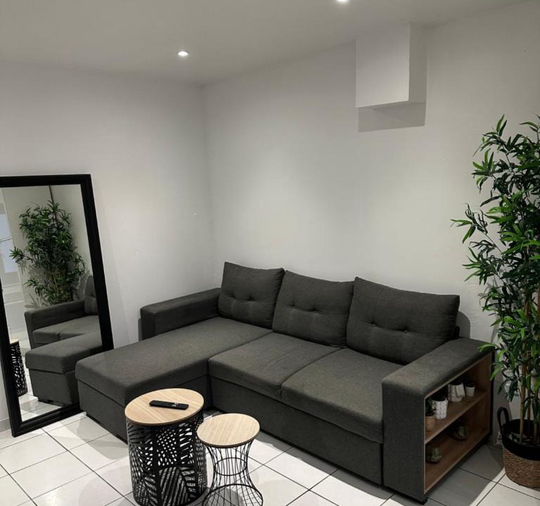Pont-du-Chateau Apartment | Logement cosy avec balcon