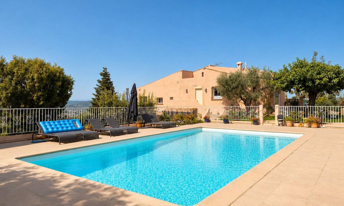 Les Termes Villa | Luxurious 8-bedroom villa with air conditioning and a private pool in the hills
