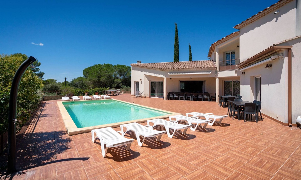 Sommieres Villa | Luxury 3* property with swimming pool between Nîmes & Montpellier, up to 30 people.