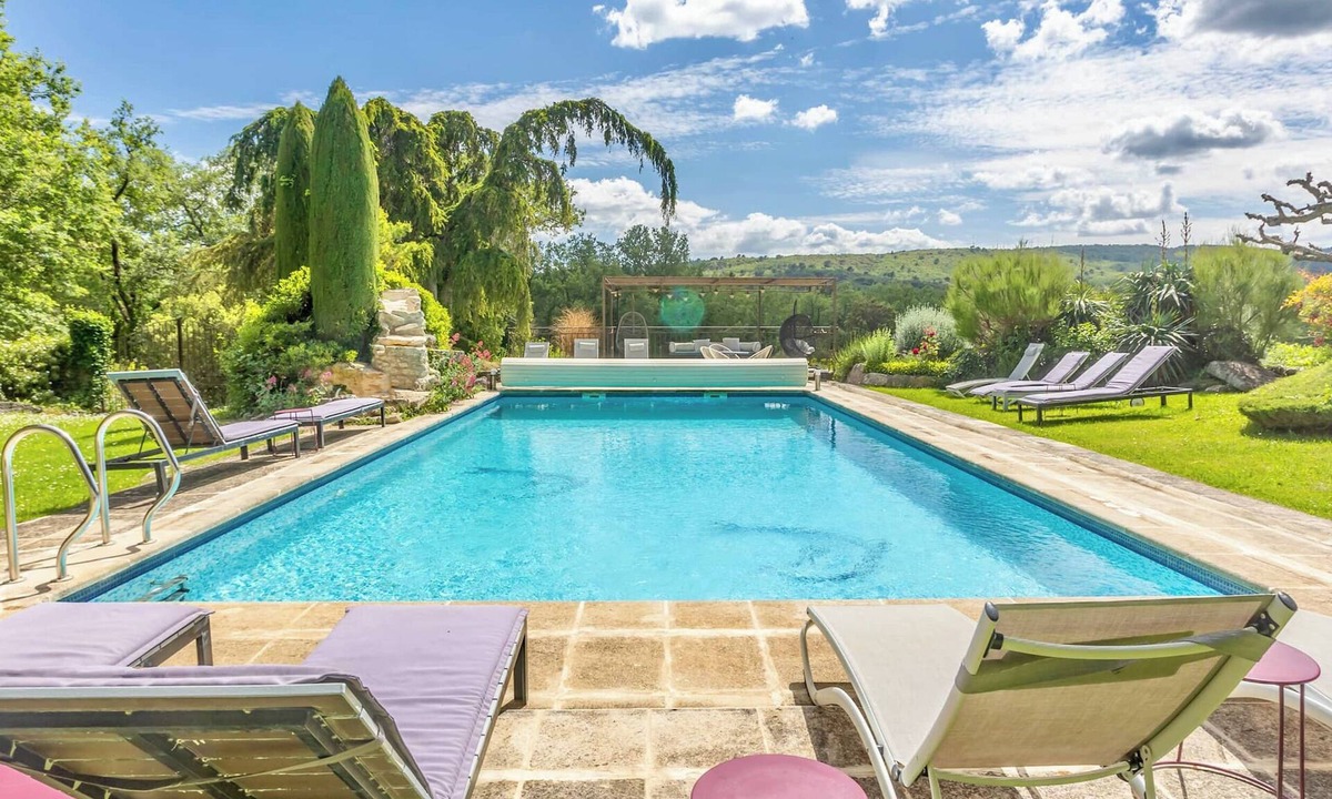 Bonnieux House | Luxury family farmhouse in the Luberon Village zip-line on foot sleeps 21