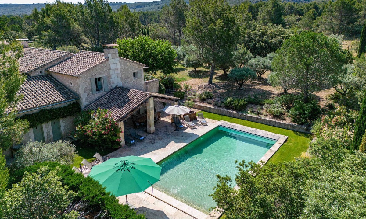 Eygalieres Villa | Luxury Provence Villa - short walk to village, all A/C, pool, fibre internet