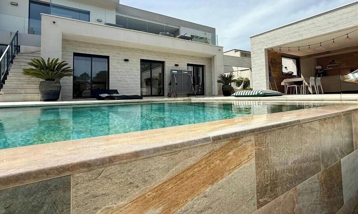 Caremeau House | Luxury villa in the hills above Nîmes