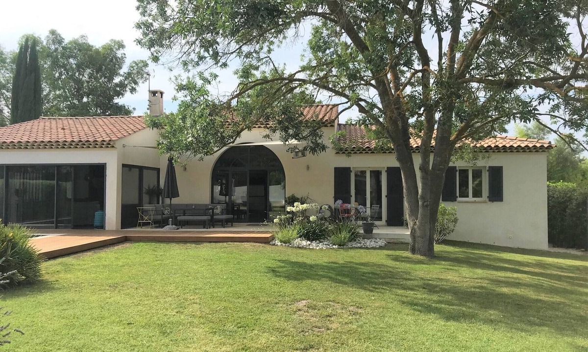 Cabries Villa | Magnificent contemporary villa in a greenery setting
