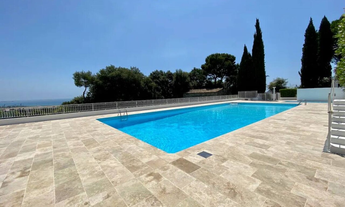 Bastide Giraud Apartment | Magnificent studio with swimming pool