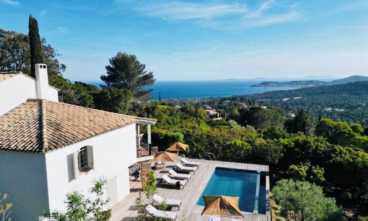 La Croix-Valmer Villa | Magnificent view of the sea and hills from this charming, tastefully decorated house!