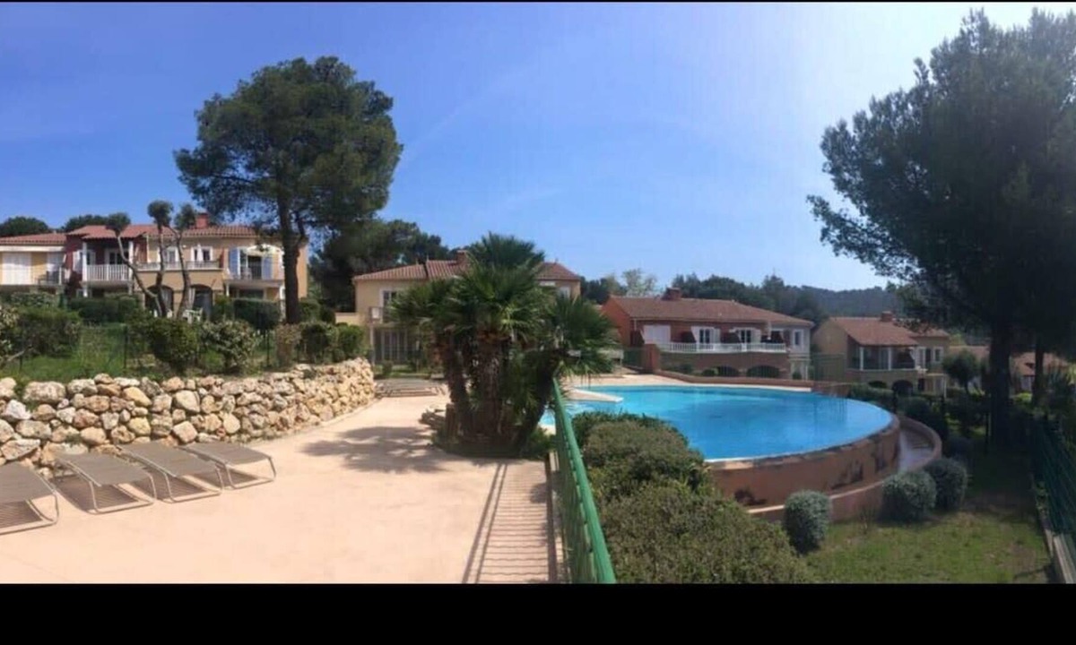Le Dramont Apartment | Magnifique F2 Climatisé Rez De Jardin Piscine Vue Sur Lac Réf RDL002